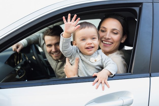 familia feliz no carro